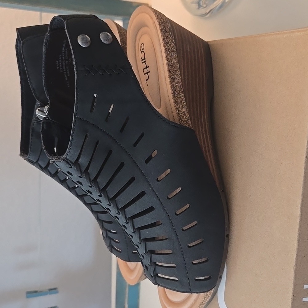 Earth Women's Black Open-Toe Sandals "New" in the box